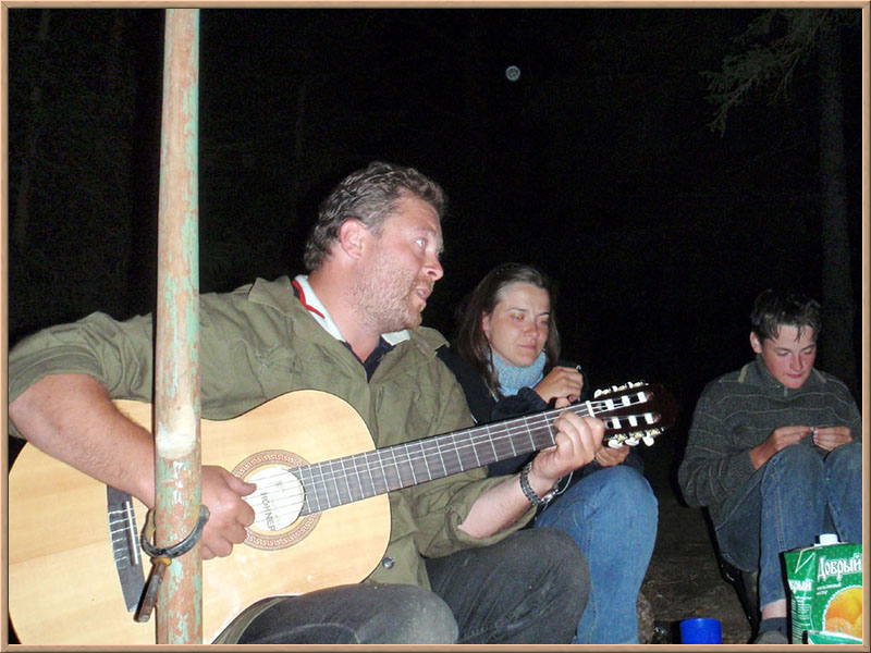 Песни под гитару и посиделки у костра - неизменная традиция в походе.