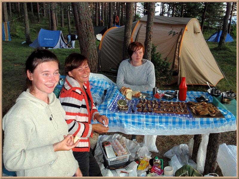 К нашим туристкам нередко приходит кулинарное вдохновение! На фото: Марина, Света,  Наташа и их чудесные бутерброды! :)