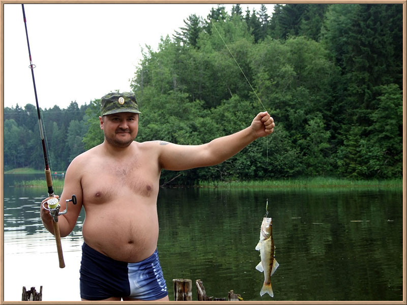 Рыбалка на Селигере - один из любимых видов досуга. На фото: Саша Гайворонский поймал судака!